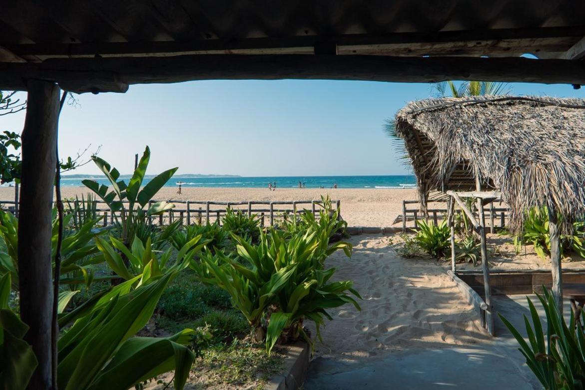 On The Beach 2 Bedroom Dhow Cabin W Ac Praia do Tofo Kültér fotó